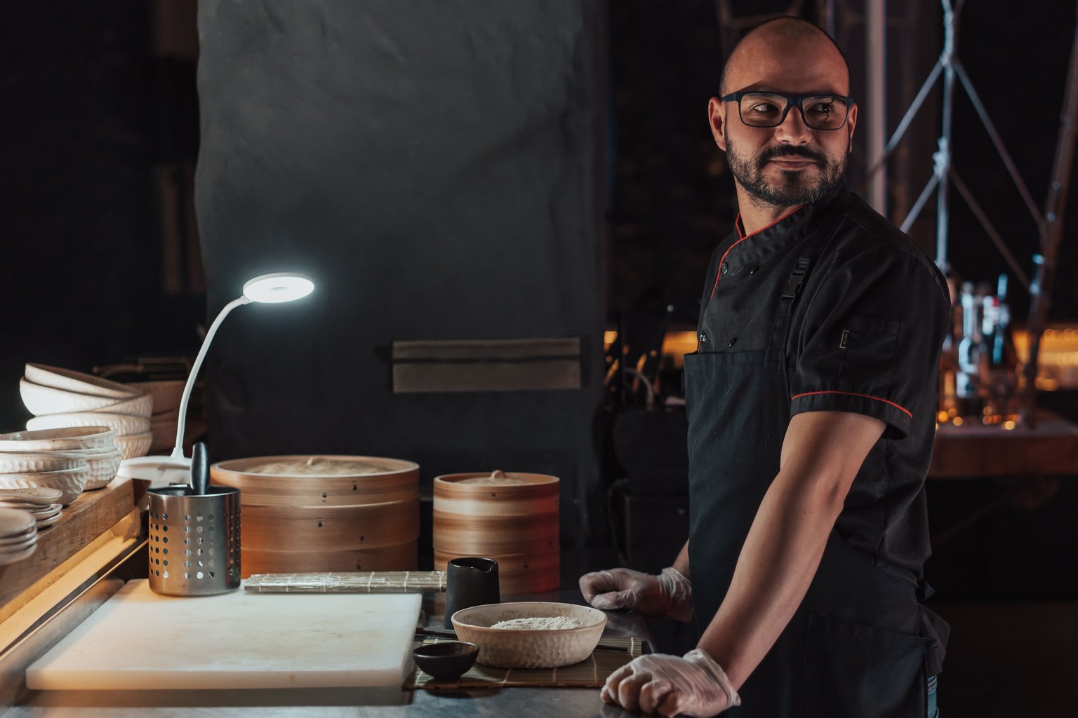 Kok bereidt gerechten voor in de keuken