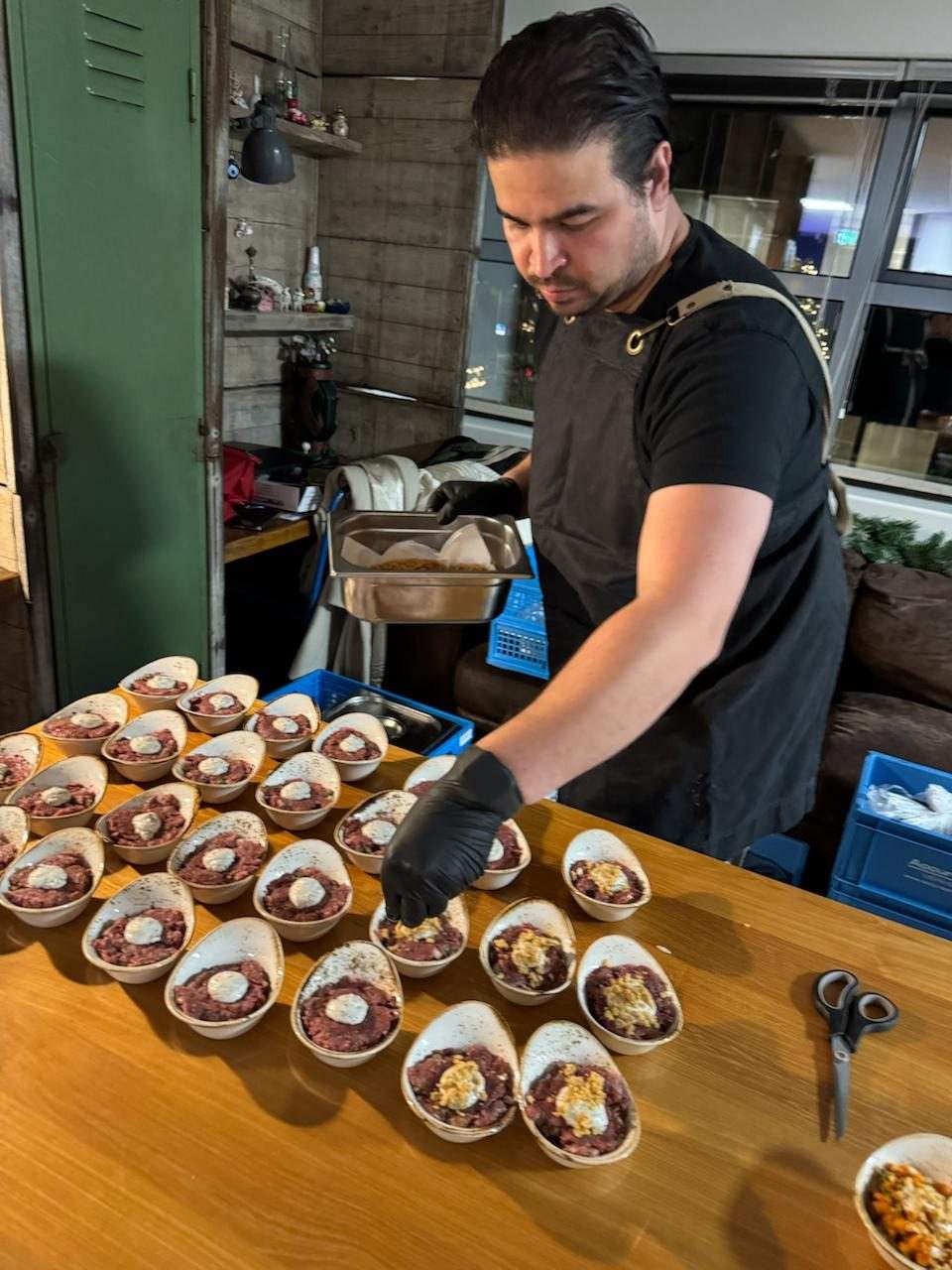 Sebastiaan, eigenaar van Vers Catering, maakt voorgerechtjes op