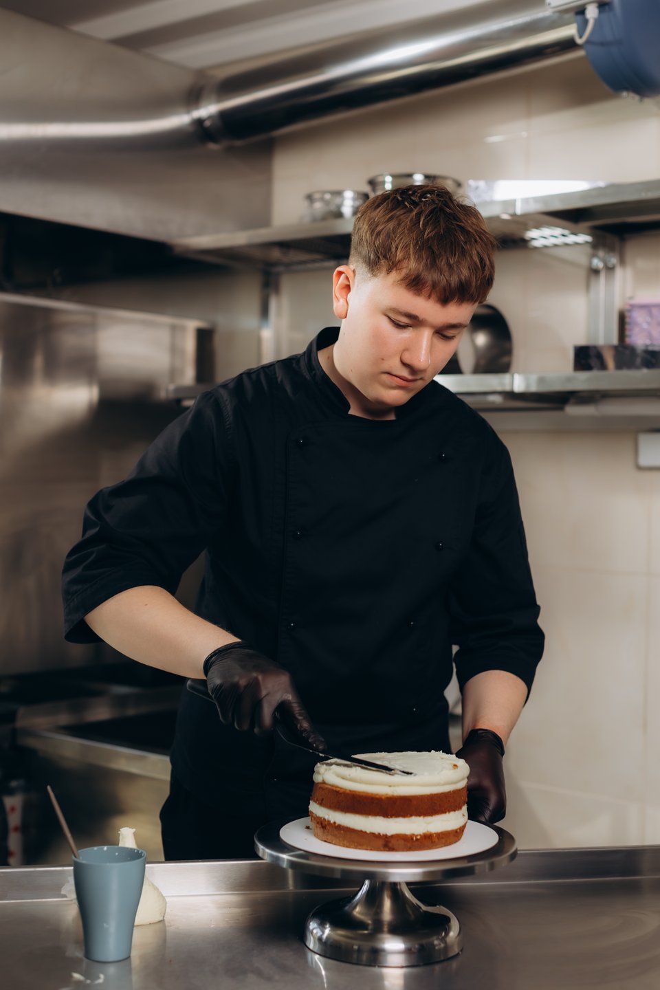 Sem, cateringmedewerker bij Vers Catering, werkt een taart af