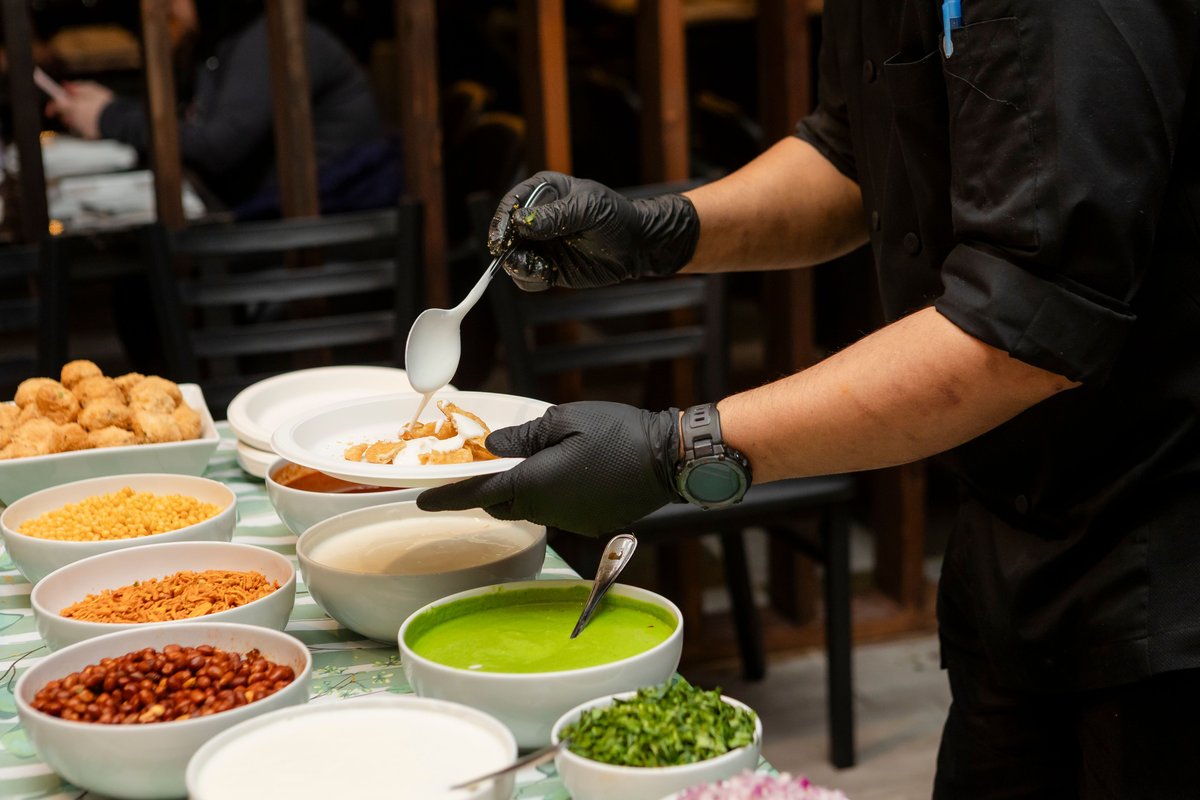 Buffet met diverse toppings en sausjes wordt klaargezet